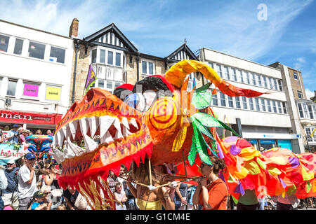 Les familles, les écoles et les amis défilent dans les rues de Penzance en Cornouailles, sur Mazey, une partie de la journée festival Golowan Banque D'Images