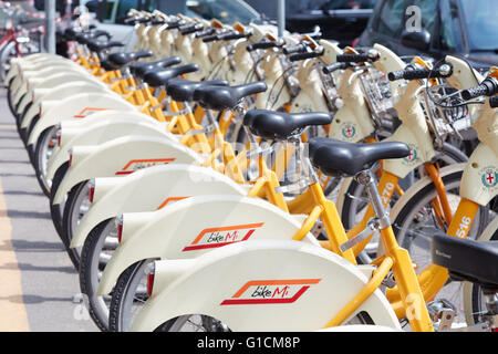 Service de partage de vélos racks dans Milan, Italie Banque D'Images