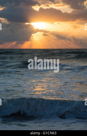 Indialantic, Floride - Lever du soleil sur l'océan Atlantique depuis la côte est de la Floride. Banque D'Images