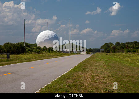 Titusville, Floride - Un radar dome à Canaveral National Seashore près du centre spatial Kennedy. Banque D'Images