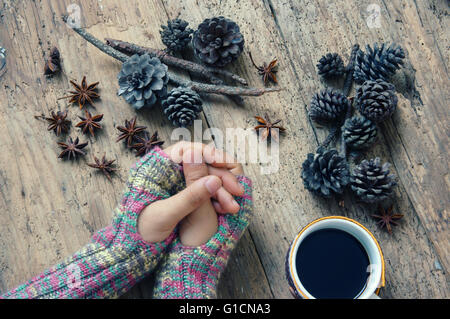 Par contre les femmes porter des gants de laine en hiver, seul contexte en journée froide de saison de Noël, la tasse de café chaud pour l'hiver Banque D'Images