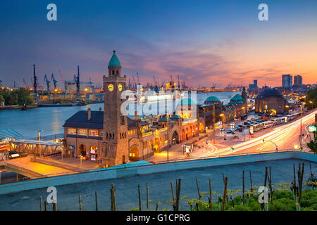 Hambourg, Allemagne. Image d'Landungsbruecken au coucher du soleil et le port de Hambourg en Allemagne. Banque D'Images