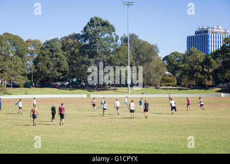 Sports de Sydney à St Leonards ovale avec un groupe d'hommes et de femmes jouant au football soccer, Australie Banque D'Images