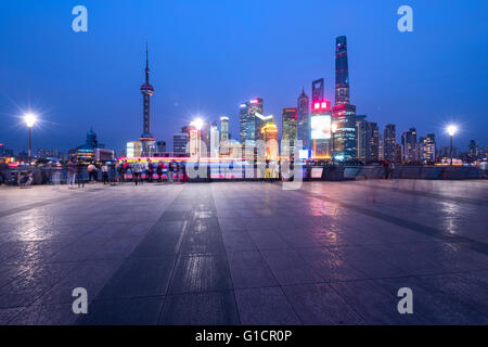 Vue sur l'horizon de Shanghai Bund waterfront sur Pudong New Area- du quartier d'affaires de la Shanghai. Banque D'Images