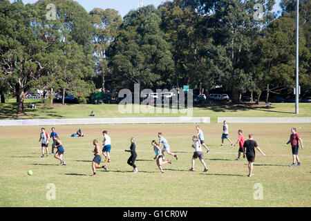 Sports de Sydney à St Leonards ovale avec un groupe d'hommes et de femmes jouant au football soccer, Australie Banque D'Images