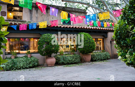 Les magasins d'artisanat de Tlaquepaque arts and crafts village, Sedona, Arizona. Décoré pour les fêtes de Cinco de Mayo. Banque D'Images