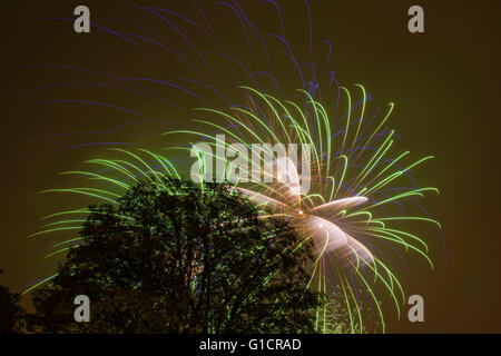 Une longue exposition d'artifice spectaculaire sur un feu de camp Windy Night, London, UK. Banque D'Images