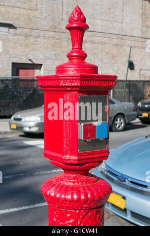 Fonte d'appel d'alarme incendie et de police fort Brooklyn, New York, USA Banque D'Images