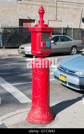 Fonte d'appel d'alarme incendie et de police fort Brooklyn, New York, USA Banque D'Images