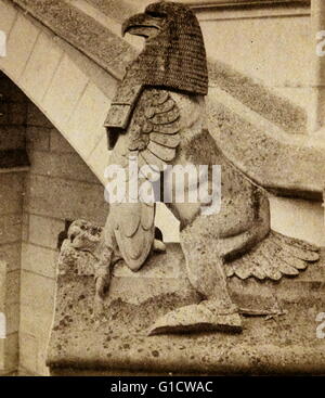 Tirage photographique d'une figure de pierre à cheval sur les marches à l'entrée du Château de Pierrefonds. Le château est situé sur la commune de Pierrefonds dans l'Oise département de la France Banque D'Images