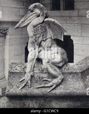 Tirage photographique d'une figure de pierre à cheval sur les marches à l'entrée du Château de Pierrefonds. Le château est situé sur la commune de Pierrefonds dans l'Oise département de la France Banque D'Images