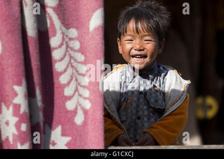 Enfant jouant dans Lazu Village, Tirap District, de l'Arunachal Pradesh, Inde Banque D'Images