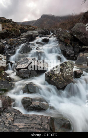 Cascade de montagne au MCG Idwal dans l'Glyderau chaîne de montagnes dans le nord du parc national de Snowdonia au nord du Pays de Galles Banque D'Images