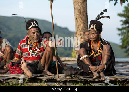 Anciens chasseurs appartenant à la tribu Konyak, Hongpoi village, mon district, Nagaland, Inde Banque D'Images