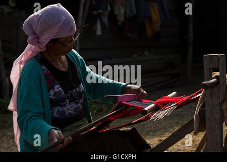 Femme tissant une toile traditionnelle dans village Khonoma, district de Kohima, Nagaland, Inde Banque D'Images