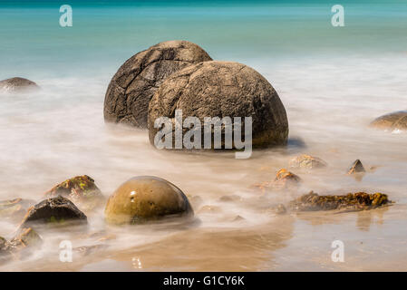 Une longue exposition image de Moeraki Boulders située le long d'un tronçon de la Koekohe plage sur la côte d'Otago coupé de la Nouvelle-Zélande Banque D'Images