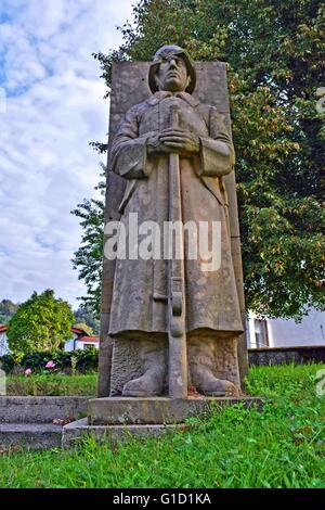 Monde allemand War Memorial, érigé en 1935, dans la Sarre. Le droit de garde de la memorial - droite vue de face complète de soldat Banque D'Images