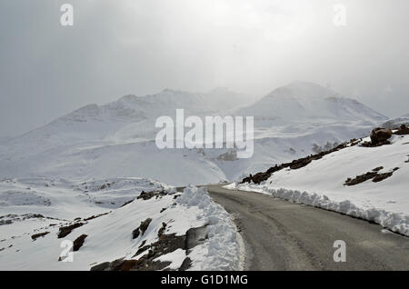 Barlacha La pass à 16 000 pieds au-dessus du niveau de la mer, sur la route Manali-Leh, Lahaul, Himachal Pradesh, Inde Banque D'Images