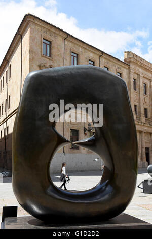 Bronze sculptures de Henry Moore à deux pièces 'Points' : Chiffres inclinables exposée sur les rues de Salamanque en Espagne Banque D'Images