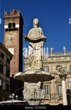 Madonna Verona fontaine, le symbole de la ville, avec Gardello, Palazzo Maffei et Lion de Saint-marc dans l'arrière-plan, sur la Piazza Banque D'Images