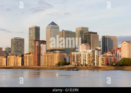 Toits de Canary Wharf à la vue des édifices au coucher du soleil Banque D'Images
