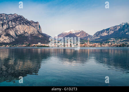 La Ville de Lecco sur le lac par une belle journée ensoleillée Banque D'Images