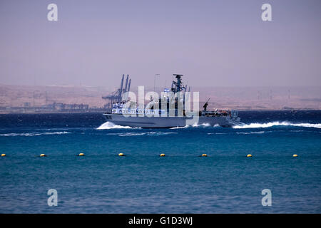 Un Israélien Shaldag rapide classe patrouilleur de la marine israélienne sur l'affichage dans la baie de la ville d'Eilat dans le cadre de l'IDF, les célébrations pour le jour de l'indépendance d'Israël 68e Banque D'Images