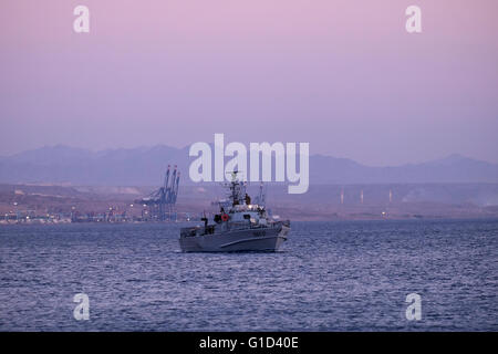 Un Israélien Shaldag rapide classe patrouilleur de la marine israélienne patrouillant à l'extrémité nord de la mer Rouge dans le golfe d'Aqaba. Banque D'Images