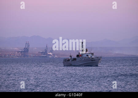 Un Israélien Shaldag rapide classe patrouilleur de la marine israélienne patrouillant à l'extrémité nord de la mer Rouge dans le golfe d'Aqaba. Banque D'Images