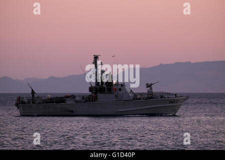 Un Israélien Shaldag rapide classe patrouilleur de la marine israélienne patrouillant à l'extrémité nord de la mer Rouge dans le golfe d'Aqaba. Banque D'Images