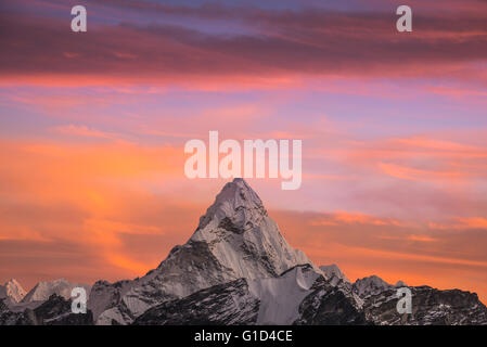 Vue sur l'Ama Dablam montagne dans l'Himalaya de sommet Kalar Patthar Banque D'Images