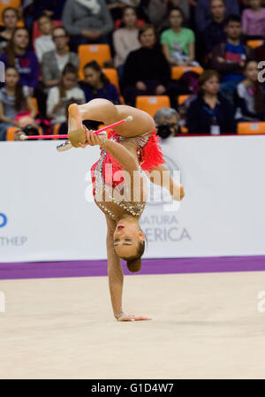 Moscou, Russie - le 20 février 2016 : Patricia Bezzoubenko, Canada, clubs, sur la gymnastique rythmique Alina Grand Prix Coupe Moscou - 2016 Le 20 février 2016, à Moscou, Russie Banque D'Images