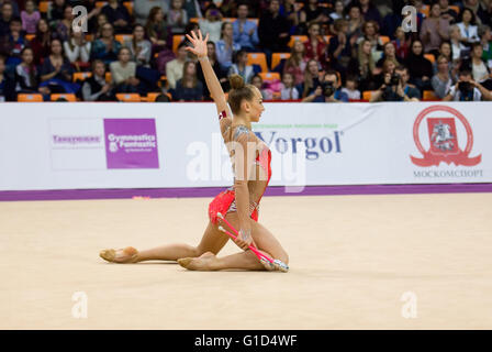 Moscou, Russie - le 20 février 2016 : Patricia Bezzoubenko, Canada, clubs, sur la gymnastique rythmique Alina Grand Prix Coupe Moscou - 2016 Le 20 février 2016, à Moscou, Russie Banque D'Images