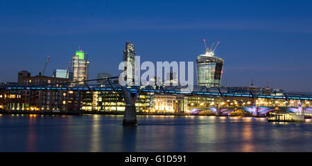 Une partie de la ville de London Skyline at night de l'autre côté de la Tamise Banque D'Images