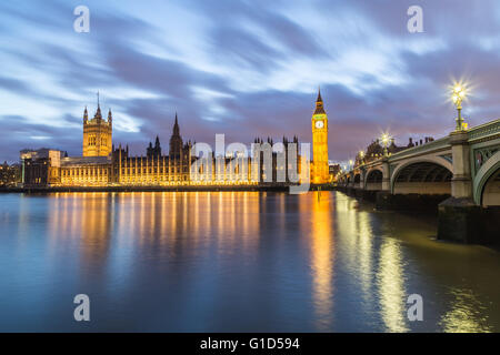 Chambres du Parlement de l'autre côté de la Tamise au crépuscule. Partie de Westminster Bridge peut être vu. Banque D'Images