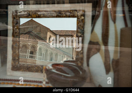 Santa Maria e San Donato reflète dans la vitrine de Murano Banque D'Images