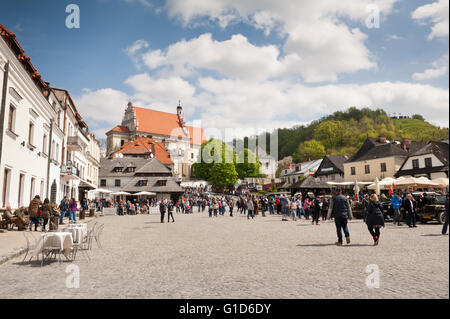 Pique-nique de la journée de mai à Kazimierz Dolny, à la place du marché, la Pologne, l'Europe, loin de l'église paroissiale, l'église Saint Jean Baptiste. Banque D'Images