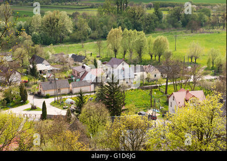 Paysage du village vue depuis la colline du Château Janowiec, calmant de l'antenne paysage rural et des loisirs actifs pour le premier mai pique-nique, la Pologne. Banque D'Images