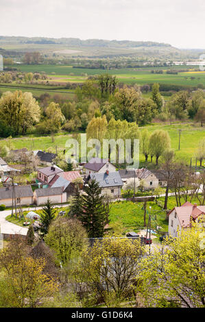 Antenne Village paysage à Janowiec, vue à partir de la colline du château, paysage rural calme et vert printemps nature loisirs actifs. Banque D'Images