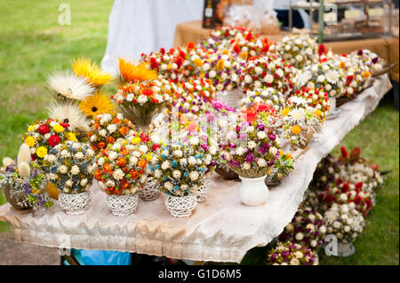 Arrangements de fleurs sèches à la juste pour le premier mai pique-nique au Château Janowiec en Pologne, lors de l'invasion des Suédois loisirs reenactment. Banque D'Images