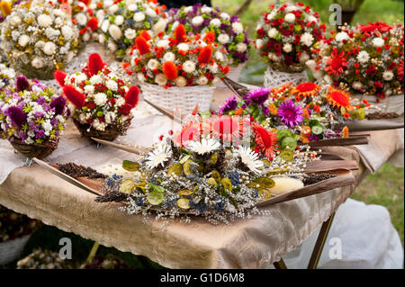 Arrangements de fleurs séchées à la juste pour le premier mai pique-nique au Château Janowiec en Pologne, Europe, loisirs au cours de l'invasion des Suédois. Banque D'Images