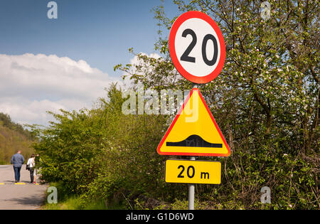 Ralentisseur et limite maximale de 20, signe de route sur le bord de la route à Janowiec, village des ralentisseurs de réduire la vitesse de circulation Banque D'Images