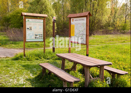 Carte des itinéraires de marche nordique Janowiec sur deux conseils sur la route à côté du navire traversier n'Kazimierz Dolny à Lublin Voivodeship Banque D'Images