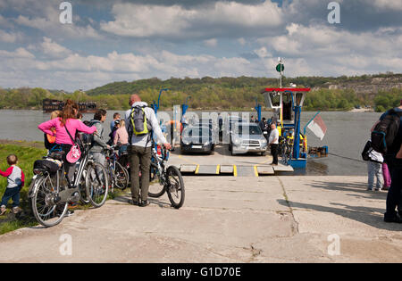 Bac à câble retour bateau sur la Vistule, le cours de Kazimierz Dolny à Janowiec en Pologne, Europe, flottement local Banque D'Images