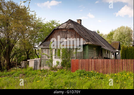 Maison décrépite à Kazimierz Dolny, Pologne, Europe, lorn propriété privée extérieur en décor naturel, le délabrement home en bois. Banque D'Images