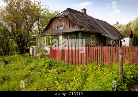 Tomber house dans Kazimierz Dolny, Pologne, Europe, forlorn propriété privée extérieur en décor naturel, le délabrement home en bois. Banque D'Images