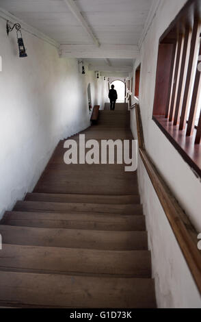 Se mettre à couvert des escaliers menant du Monastère franciscain de Kazimierz Dolny, Pologne, Europe. L'église de l'Annonciation. Banque D'Images