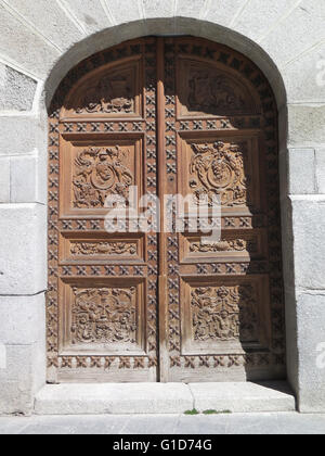 Plein soleil sur la porte en bois orné de rue à Madrid Banque D'Images