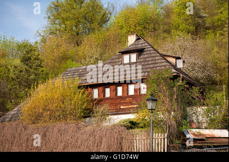 Maison en bois toit de tuiles en bois dans la région de Kazimierz Dolny, Pologne, Europe, Krzywe Kolo Rue, propriété privée accueil extérieur de l'immeuble. Banque D'Images