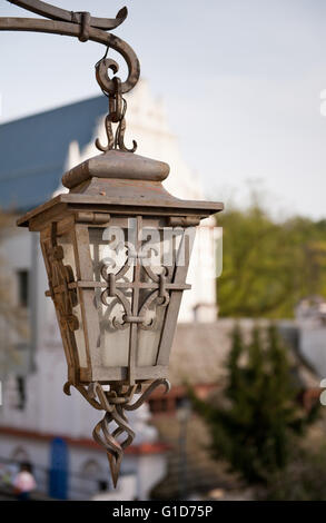 Lanterne décorative en plein air libre, lampe électrique accrochée au mur de la maison du peintre Kmita à Sopot, Pologne. Banque D'Images